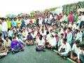 नाशिक-पुणे महामार्गावर पळसे ग्रामस्थांचा रास्ता रोको - Marathi News | Stop the road from the Palsa village on the Nashik-Pune highway | Latest nashik News at Lokmat.com