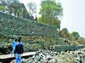 नदीपात्रात भिंतीची उभारणी - Marathi News | Construction of wall in river bed | Latest nashik News at Lokmat.com