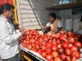 लालभडक डाळिंब २० रुपये किलो, कोल्हापुरात भाजीपाल्याचे दर वधारले - Marathi News | Gramflour pomegranate Rs 20 / kg, vegetable prices in Kolhapur rose | Latest kolhapur News at Lokmat.com