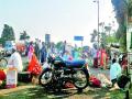 हॉटेलसमोरील  रस्त्यावरच भरतो आठवडे बाजार - Marathi News |  A weekday market on the road ahead of the hotel | Latest nashik News at Lokmat.com