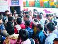 पोलिसाची एसटी वाहकाला मारहाण - Marathi News | Policeman beating the ST carrier | Latest amravati News at Lokmat.com