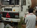 तेलगावात भरधाव ट्रक घरात घुसला; बाप ठार, मुलगा गंभीर - Marathi News | The truck rams into Tilgaon; Father killed, son serious | Latest beed News at Lokmat.com