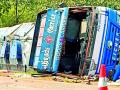 राष्ट्रीय महामार्गावर पेट्रोल घेऊन जाणारा टँकर उलटला - Marathi News | A tanker carrying petrol on the national highway was overturned | Latest bhandara News at Lokmat.com