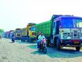 शेतकऱ्यांनी तब्बल पाच तास रोखली वेकोलिची कोळसा वाहतूक - Marathi News | The farmers stopped the transportation of Wekoli coal for five hours | Latest chandrapur News at Lokmat.com