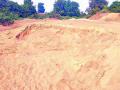 उसेगाव गाढवी नदीपात्रातून रेतीचा अवैध उपसा - Marathi News | Illegal extraction of sand from Usegaon donkey river basin | Latest gadchiroli News at Lokmat.com