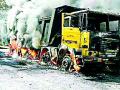ट्रक जाळणाऱ्या इसमांवर गुन्हे दाखल - Marathi News | Cases filed against those who torched the truck | Latest gadchiroli News at Lokmat.com