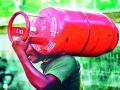 घरगुती वापराच्या गॅस सिलिंडरवर मिळते केवळ ४६ रुपये सबसिडी - Marathi News | Only Rs 46 subsidy is available on domestic gas cylinders | Latest gondia News at Lokmat.com