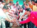 येवल्यात शिवसेनेकडून नायलॉन मांजाची होळी - Marathi News | Holi celebrations of Nylon Manza by Shiv Sena | Latest nashik News at Lokmat.com
