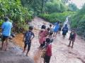 वालंबातील बालकांची अंगणवाडीत जाण्यासाठी नदीतील पाण्यातून कसरत - Marathi News | Children from Valamba exercise in the river water to go to Anganwadi | Latest nandurbar News at Lokmat.com