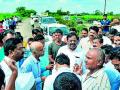 शेतीत पाणी घुसल्याने संतप्त शेतकऱ्यांचा रास्ता रोको - Marathi News | Stop the path of the agitated farmers as water enters the fields | Latest nashik News at Lokmat.com