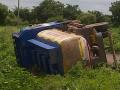 जामनेर तालुक्यातील लोंढ्री गावाजवळ पेट्रोलचा टँकर उलटला - Marathi News | A petrol tanker overturned near Londri village in Jamner taluka | Latest jalgaon News at Lokmat.com