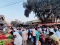 जिल्हाधिकाऱ्यांचा आदेश डावलून बाजार फुल्ल! - Marathi News | Market full by defying Collector's order! | Latest jalgaon News at Lokmat.com