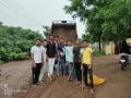 विंचूरला तरुणांनी श्रमदानातून बुजवले खड्डे - Marathi News |  Young men burst into pits in Vancouver | Latest nashik News at Lokmat.com