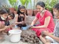 उन्हाळ्यात चिमुकल्यांनी बनविले शेकडो ‘सिड्सबाॅल’ - Marathi News | Hundreds of 'Sidsball' made by childrens in summer | Latest vashim News at Lokmat.com