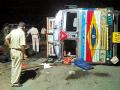 जनावरे घेऊन जाणारा ट्रक पलटला - Marathi News | Cattle truck reversed | Latest vardha News at Lokmat.com