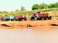 माेहाडी तालुक्यात अधिकाऱ्यांच्या आशीर्वादाने रेती तस्करी जोमात - Marathi News | Sand smuggling flourishes in Mahadi taluka with the blessings of the authorities | Latest bhandara News at Lokmat.com
