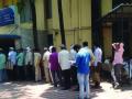 वेळ कमी असल्याने बॅंकांमध्ये लागतात ग्राहकांच्या रांगा - Marathi News | Banks have queues of customers due to lack of time | Latest buldhana News at Lokmat.com