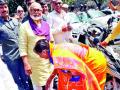 निर्मला गावितांनी घेतले छगन भुजबळ यांचे आशीर्वाद ! - Marathi News | Chhagan Bhujbal Blessed by Nirmala Gavit! | Latest nashik News at Lokmat.com