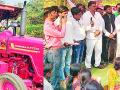 ट्रॅक्टरची जिल्हाकचेरीवर धडक - Marathi News |  Tractor hits the district | Latest gadchiroli News at Lokmat.com
