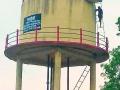 माेबाईल कव्हरेजकरिता मुले चक्क पाण्याच्या टाकीवर - Marathi News | Kids on a chucky water tank for mobile coverage | Latest gadchiroli News at Lokmat.com