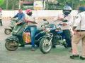 घराबाहेर फिरणाऱ्यांवर पोलिसांची नजर - Marathi News | Police look at the outdoorsmen | Latest gondia News at Lokmat.com