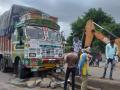 अक्कलकुवा शहरातील दुभाजकावर ट्रक आदळला - Marathi News | The truck collided with a divider in Akkalkuwa town | Latest nandurbar News at Lokmat.com