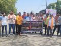 युवा सेनेकडून थाळ्या वाजवून इंधन दरवाढीचा निषेध - Marathi News | Protest against fuel price hike by Yuva Sena | Latest nashik News at Lokmat.com