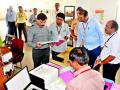 पंचवटी कार्यालयात आयुक्तांची ‘सर्च मोहीम’ त्रुटी आढळल्या : सर्वच विभागांच्या अधिकाऱ्यांना धरले धारेवर - Marathi News | Commissioner's search operation 'errors in Panchavati office: All the officers of the department were arrested | Latest nashik News at Lokmat.com