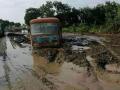जळगाव औरंगाबाद राष्ट्रीय महामार्ग चिखलात - Marathi News | Jalgaon Aurangabad National Highway in the mud | Latest jalgaon News at Lokmat.com