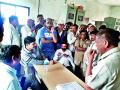 थ्रीफेज विजेसाठी खानगाव उपकेंद्रात शेतकऱ्यांचा ठिय्या - Marathi News | Thieves of farmers in the Khaggaon sub-center for the triphase power | Latest nashik News at Lokmat.com