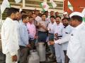 स्वाभिमानी शेतकरी संघटनेकडून मोफत दूध वाटप - Marathi News | Free milk allocation from Swabhimani Shetkari Sanghatana | Latest nashik News at Lokmat.com