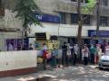 शहरातील बँका बाहेर जेष्ठांसह इतरांच्या लांबच लांब रांगा - Marathi News | The long queues of others, including the seniors, outside the city banks | Latest thane News at Lokmat.com