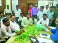 अधीक्षक अभियंत्यांना बेशरमचे झाड भेट - Marathi News | Superintending engineers visit the bishragram tree | Latest vardha News at Lokmat.com