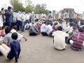 संतप्त कापूस उत्पादकांनी रोखला वर्धा-यवतमाळ महामार्ग - Marathi News | Angry cotton growers block Wardha-Yavatmal highway | Latest vardha News at Lokmat.com