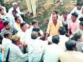 चातारीत पैनगंगा नदीपात्रात शेतकऱ्यांचे दफन आंदोलन - Marathi News | Farmers' funeral movement in Chaturat Penganga river bed | Latest yavatmal News at Lokmat.com