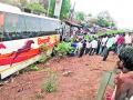 पिंपळगाव बसवंतजवळ शिवशाही बस कोसळली - Marathi News |  Shivshahi bus collapses near Pimpalgaon Baswant | Latest nashik News at Lokmat.com