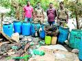 नागरी परिसरात गावठी दारू जप्त - Marathi News | Heavy alcohol seized in civilian area | Latest chandrapur News at Lokmat.com