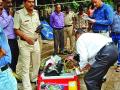 अहमदाबाद-हावडा एक्स्प्रेसमध्ये बेवारस बॅग आढळल्याने खळबळ - Marathi News | unmanageable bag was found in Ahmedabad-Howrah Express | Latest akola News at Lokmat.com