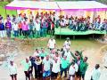 कालव्यात शेतकऱ्यांचे उपोषण - Marathi News | Farmers fast in the canal | Latest gondia News at Lokmat.com