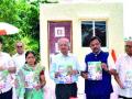 भिलारमध्ये हिंदी, गुजराती पुस्तके पुस्तकांच्या गावात वर्षपूर्ती सोहळा : खुल्या प्रेक्षागृहासह, स्मरणिकेचे प्रकाशन - Marathi News |  Year-end celebration in the village of Hindi, Gujarati books books in Bhilar: with open audience, publication of souvenirs | Latest satara News at Lokmat.com