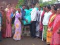देशवंडी येथे बचत गटांच्या महिलांना मोफत बियाणे - Marathi News |  Free seed for women of saving groups at Deshwadi | Latest nashik News at Lokmat.com