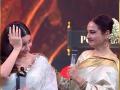 Alia Bhatt Rekha : रेखाने आपला अवार्ड आलिया भटला समर्पित केला आणि पुढे... पाहा व्हिडीओ - Marathi News | alia bhatt humorous reaction after rekha dedicated her award to her | Latest filmy News at Lokmat.com