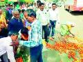 उपोषणकर्त्यांचे टमाटर फेको आंदोलन - Marathi News | The Tomato Phaco agitation of the fasters | Latest bhandara News at Lokmat.com