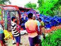टमाटरने भरलेला ट्रक उलटला - Marathi News | Tomato filled truck overturned | Latest chandrapur News at Lokmat.com