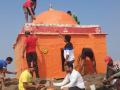 कळसूबाई शिखरावरील मंदिराची केली रंगरंगोटी - Marathi News | The colorful color of the temple at Kalsubai peak | Latest nashik News at Lokmat.com