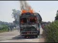 मनमाडला ‘दी बर्निग ट्रक’! - Marathi News | Manmadla 'The Burning Truck'! | Latest nashik News at Lokmat.com