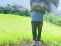 आॅनलाईन कनेक्टीव्हीटीकरिता भर पावसात डोंगरावर भटकंती - Marathi News | Wandering in the rain in the mountains for online connectivity | Latest nandurbar News at Lokmat.com