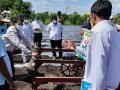राज्याचे कृषी सचिव शेतकऱ्यांच्या बांधावर - Marathi News | State Agriculture Secretary on the dam of farmers | Latest nashik News at Lokmat.com