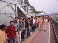 परभणी रेल्वेस्थानक : प्रवाशांचा आता रांगेतून रेल्वे प्रवेश - Marathi News | Parbhani railway station: Passengers are now able to access train from the queue | Latest parabhani News at Lokmat.com