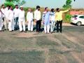 नाशिक-कळवण रस्त्यावरील खड्ड्यांसमवेत सेल्फी - Marathi News |  Selfie along with potholes on the Nashik-Kalvan road | Latest nashik News at Lokmat.com
